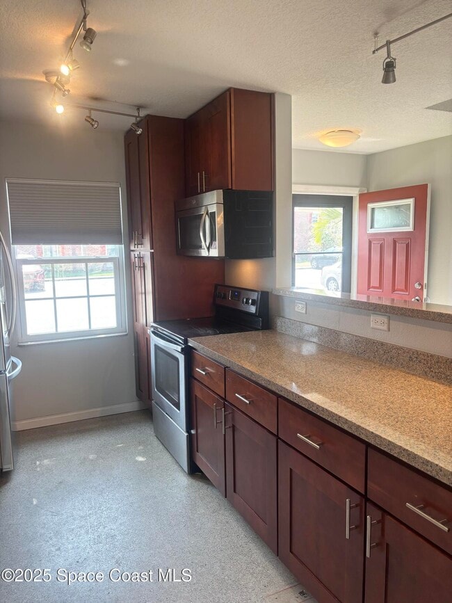Building Photo - 112 E Colonial Ct