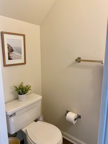 Building Photo - 1102A Grove St