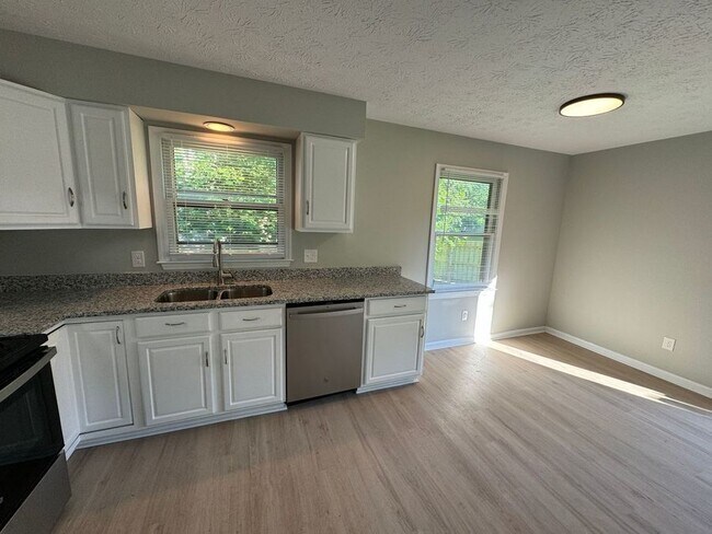 Building Photo - 105 Aster Pl