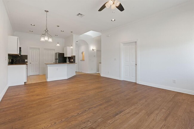 Building Photo - 404 Mesa Dr