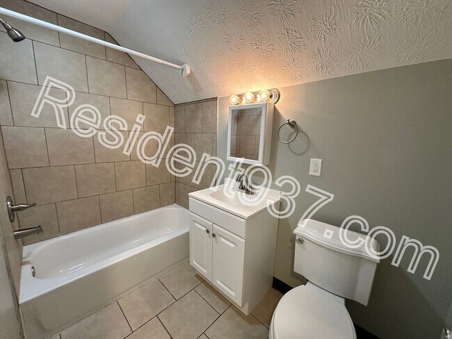 Building Photo - 4 Bed 2 Bath