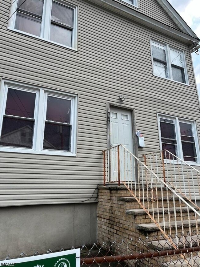 Building Photo - 762 Ogden St