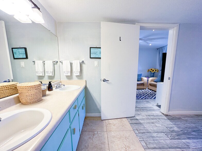 Building Photo - 1215 E Lemon St