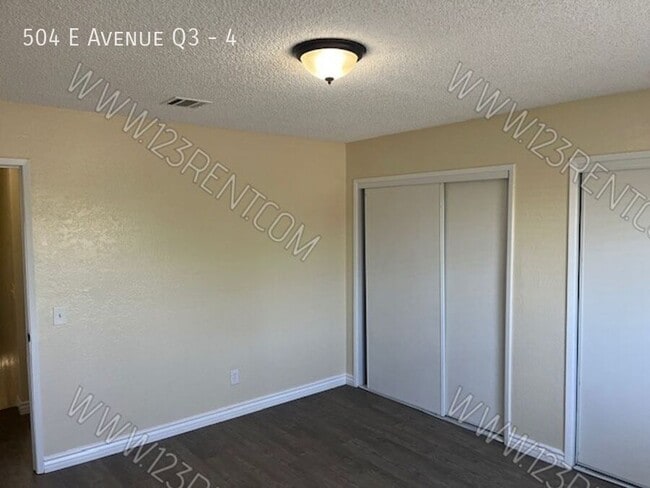 Building Photo - 504 E Ave Q3
