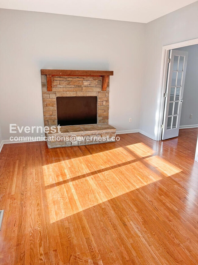 Building Photo - 3 Bed/2.5 Bath Home with Garage / Pet-Friendly / Vouchers Accepted /Available Now!