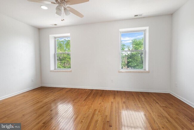 Building Photo - 1704 W Girard Ave