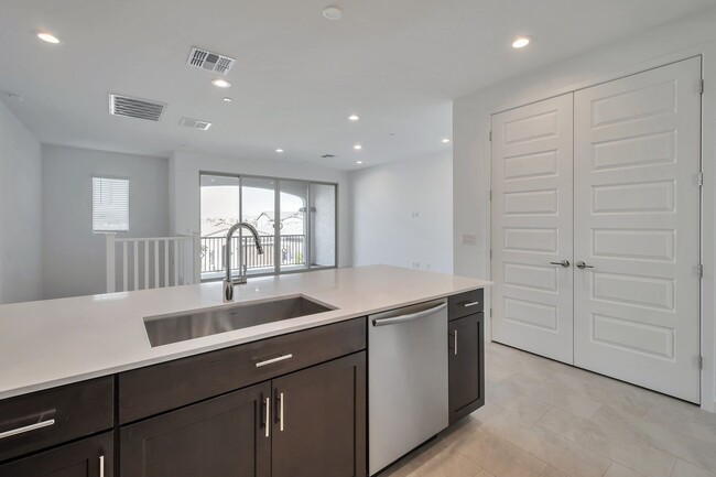 Building Photo - Brand New Luxurious Townhome in Warner Meadow