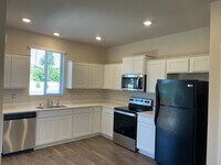 Building Photo - 3 Bed 2.5 Bath Home in Vancouver! Open Con...