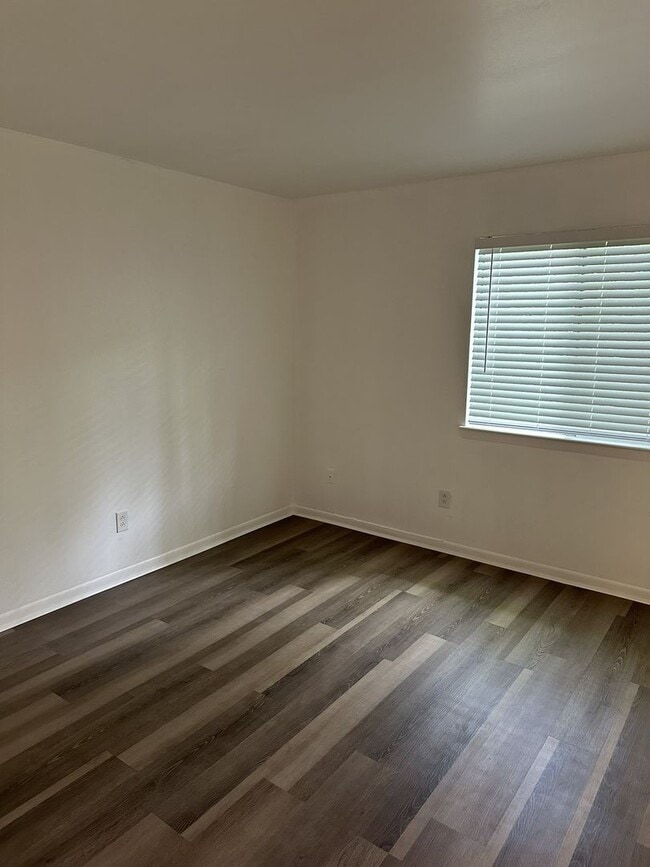 Building Photo - Coming Soon! Newly Renovated 1 Bedroom Apa...