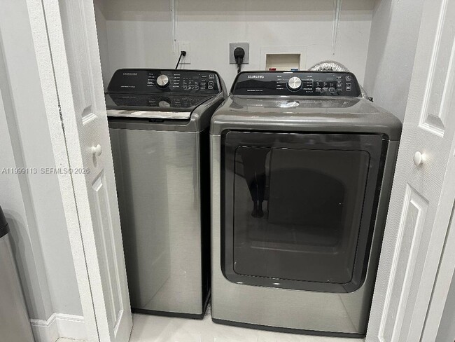 Building Photo - 7690 S Southwood Cir