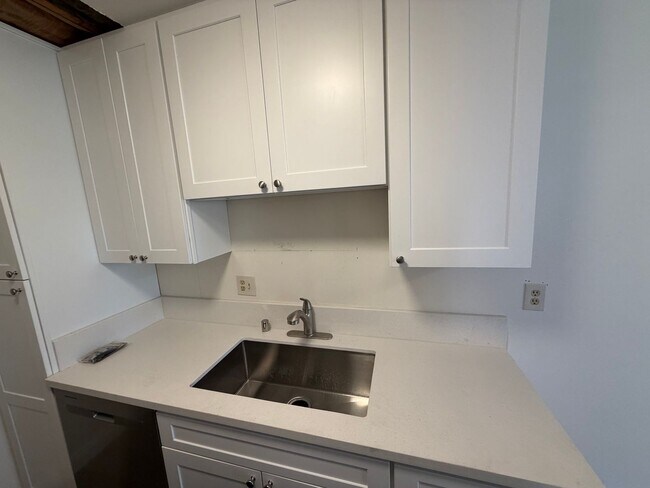 Building Photo - 2687 Phipps Ave