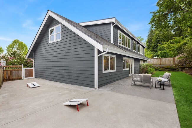 Building Photo - 5bd/2.75ba Bellevue Home