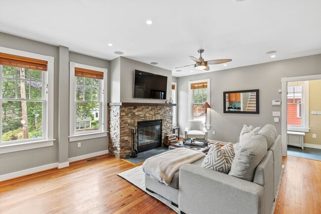 Building Photo - Spacious Kent Home | 6 Bed | 4 Bath | 4,000 Sf | Front Porch + Backyard | Detached 4-Car Garage