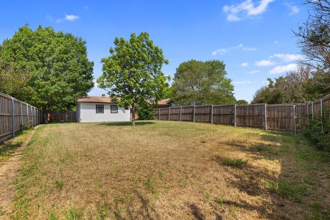 Building Photo - Charming 3-Bedroom, 3-Bathroom Home with S...