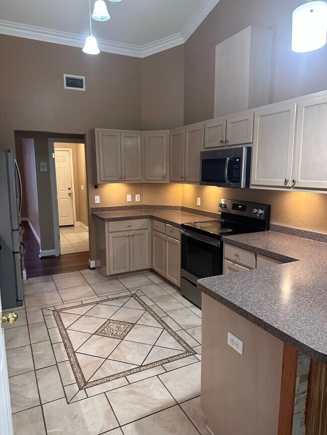 Building Photo - Stunning Custom 4/2, 2380sqft Home with Mo...