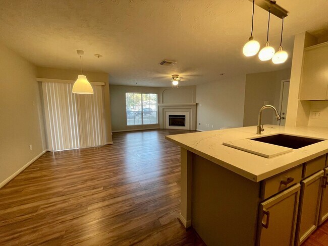Building Photo - 8051 Bay Branch Dr