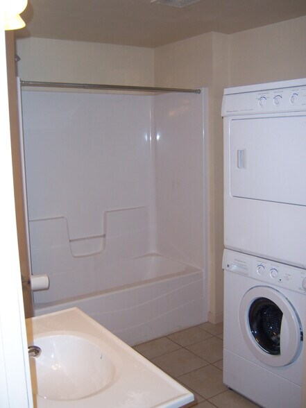 Building Photo - 1014 Oxford Ave