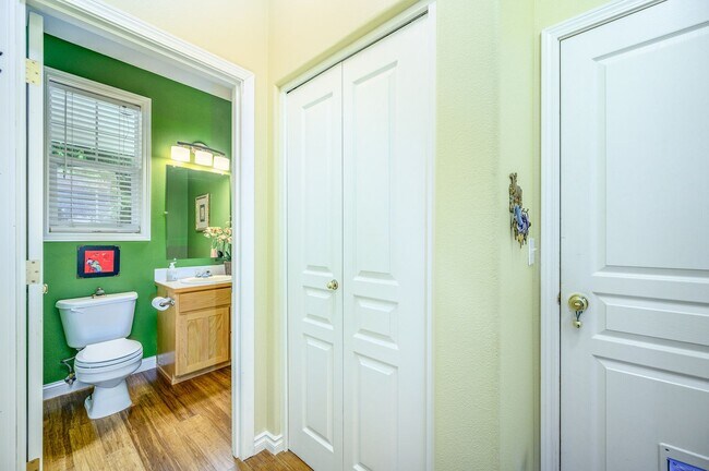 Building Photo - Large 3 Bed, 2.5 Bath Home in McMinnville-...