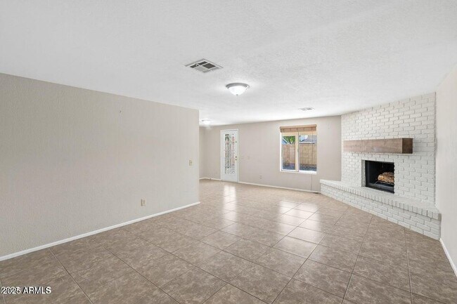 Building Photo - 1525 W El Alba Way