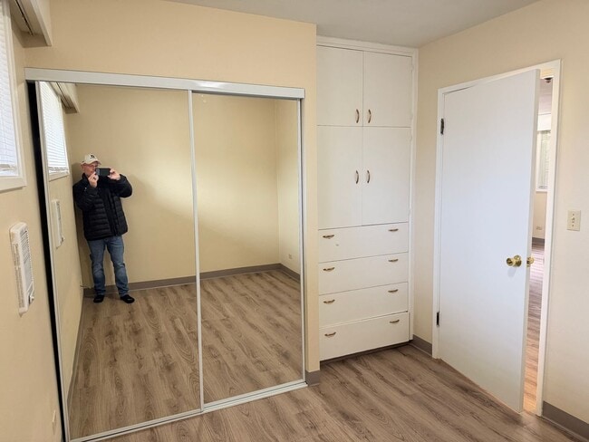 Building Photo - Updated 2 bedroom 1 bath duplex in Eugene!