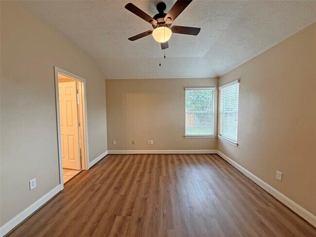 Building Photo - 18421 Sunrise Oaks Ct