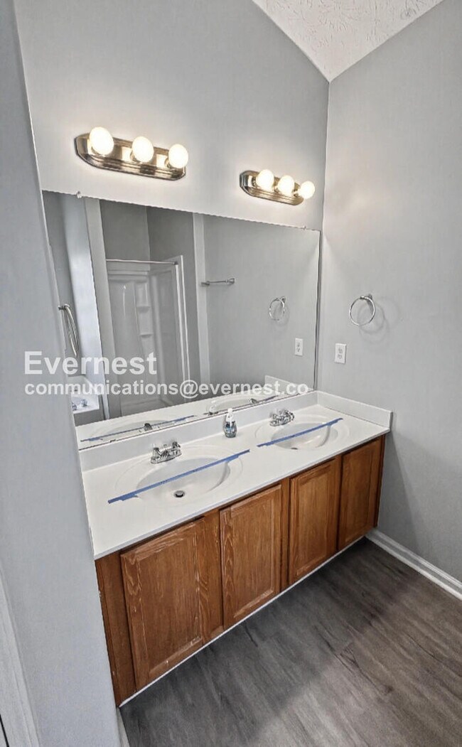 Building Photo - 4 Bed, 2 Bath Home with Garage / Pet-Friendly / Available Now!