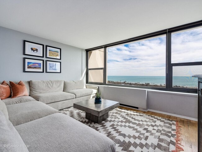 Building Photo - 1850 N Clark St