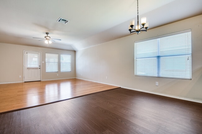 Building Photo - 805 Canyon Pl