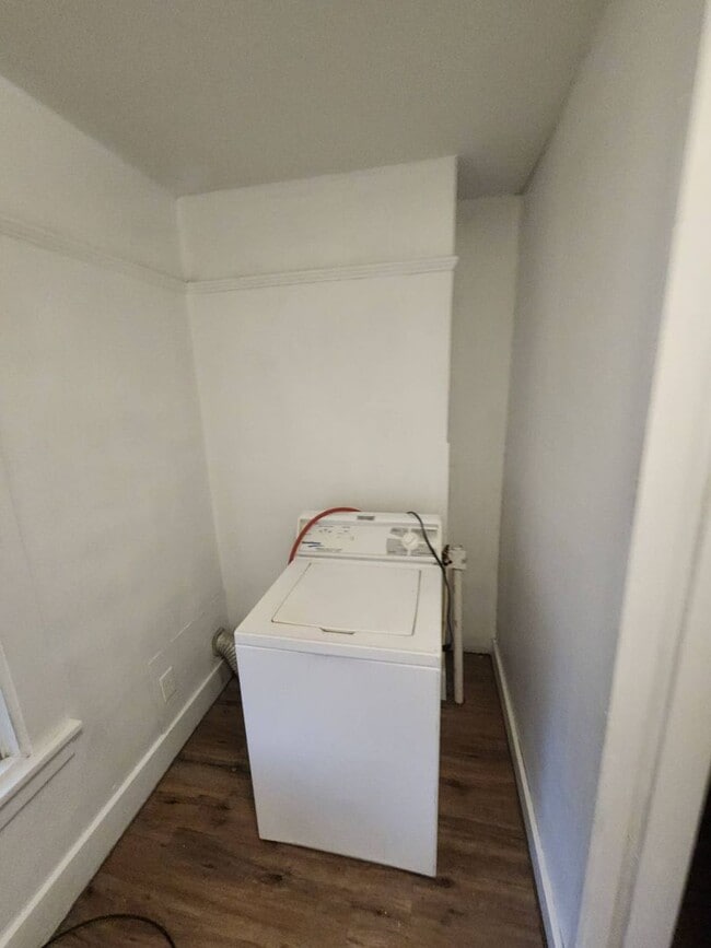 Building Photo - Charming 3-Bedroom Property in Prime Location