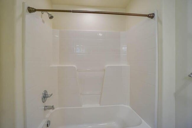 Building Photo - THREE BEDROOM TOWNHOUSE