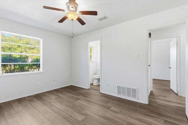 Building Photo - Amazing in Arlington