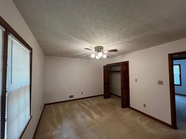 Building Photo - 380 Hidden Valley Dr SE