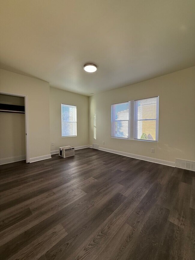 Building Photo - Updated 3BR 1.5 bath house with office/ of...