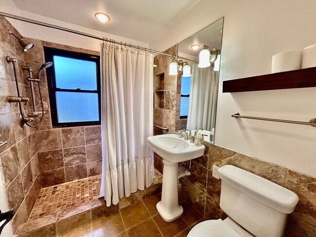 Building Photo - Amazing Home in Tahoma Terrace!