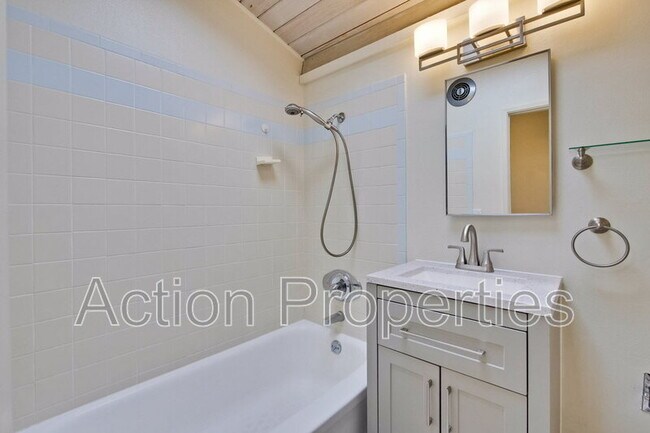 Building Photo - 278 Monroe Dr