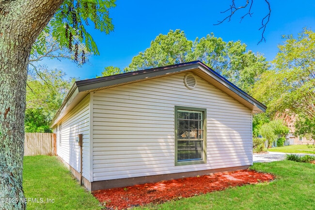 Building Photo - 8162 Cayuga Trail W