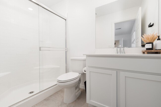 Building Photo - Newer townhome in the NW