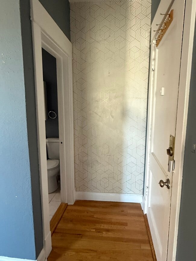 Building Photo - 4112 W Wellington Ave