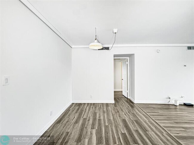 Building Photo - 2950 N Palm Aire Dr