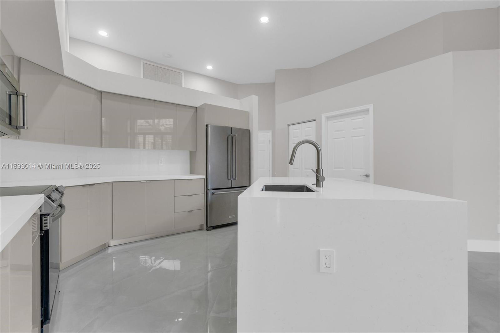 Building Photo - 2553 Bay Pointe Dr