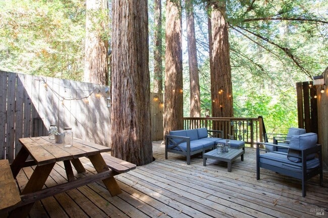 Building Photo - 654 Square Foot remodeled 2 bedroom, 1 bat...