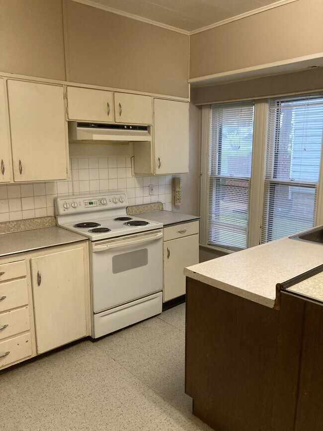 Kitchen with dishwasher below counter - 1409 Main St