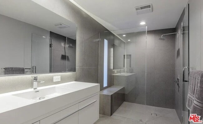 Building Photo - 2528 Westridge Rd