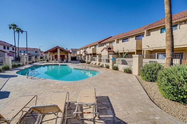 Building Photo - 3 Bedroom 2.5 Bathroom Sonoma Village Townhouse