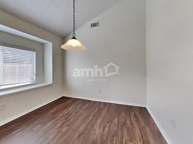 Building Photo - 728 Raven Dr
