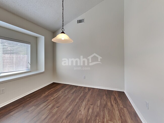 Building Photo - 728 Raven Dr
