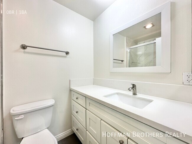 Building Photo - 724 N W Knoll Dr