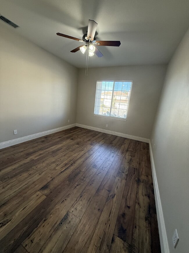 Building Photo - Spacious 5-Bed Family Home w/ 3-Car Garage Near Top Schools in Orange Crest.  One large bedroom a...