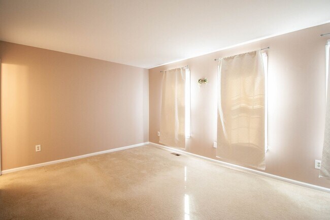 Building Photo - Gorgeous and updated 3Bd/2.5Bth townhome in the Town of Forest Hills! w/2 assigned parking space!