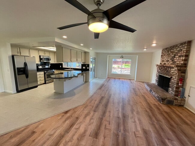 Building Photo - Spacious three bedroom home in desirable Windsor neighborhood!